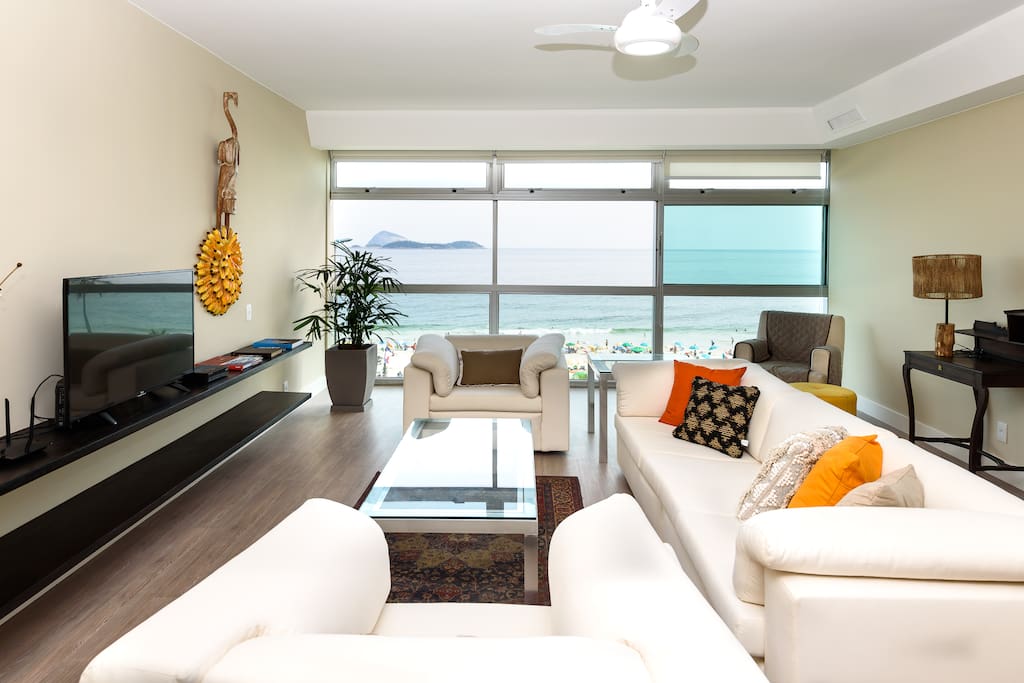 Ampla sala de estar com vista para a praia