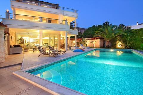 Luxury Villa with pool, 30m. from the beach