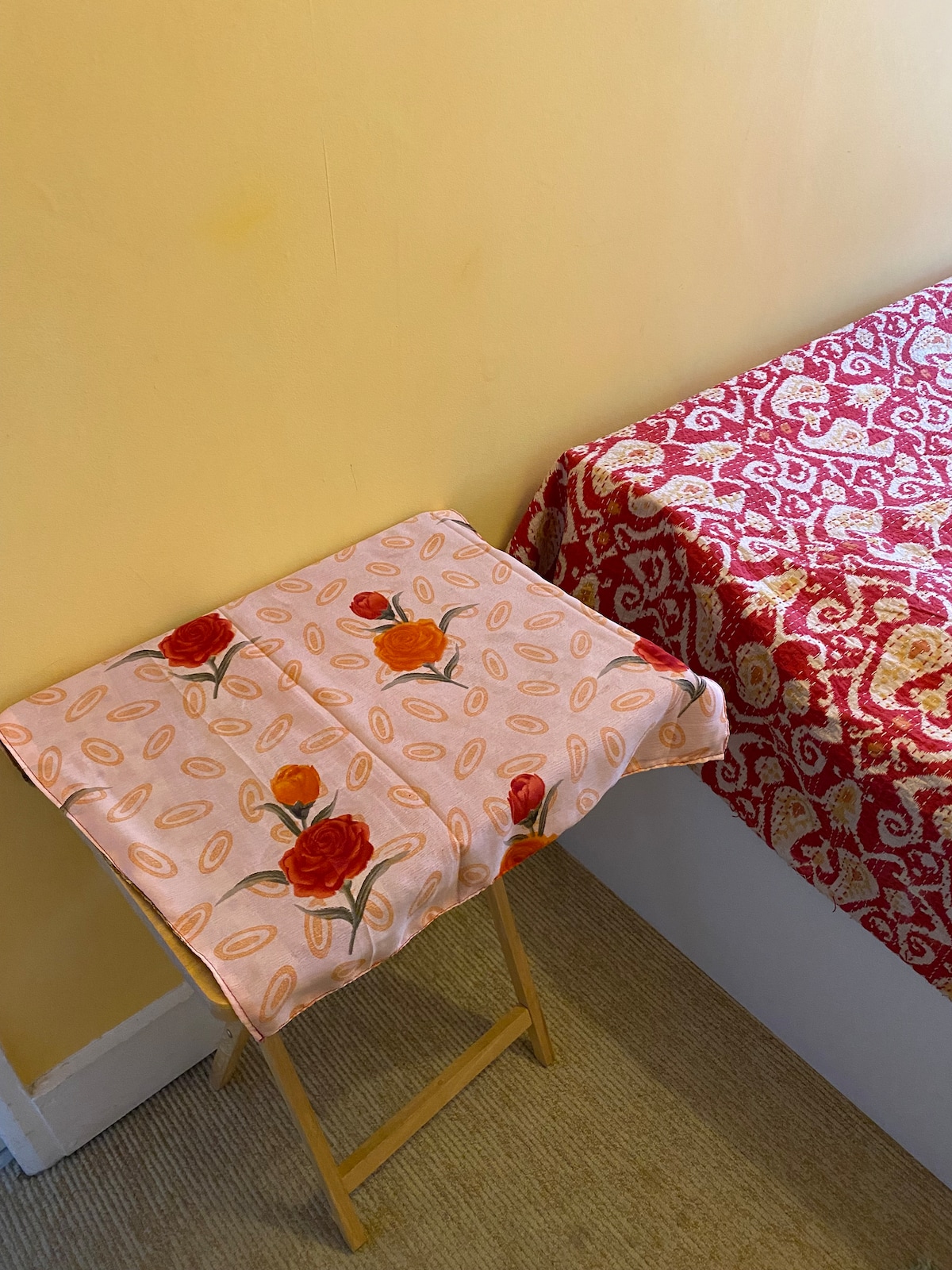 Neobavezan sklopivi stol za rad u smjenama u vašoj sobi. Ako je potrebno, imam i stolicu. 