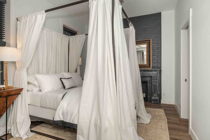Queen bedroom on the 2nd floor