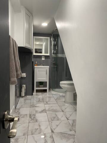 HIDDEN GEM! CLOSE TO LGA AIRPORT gallery image 4