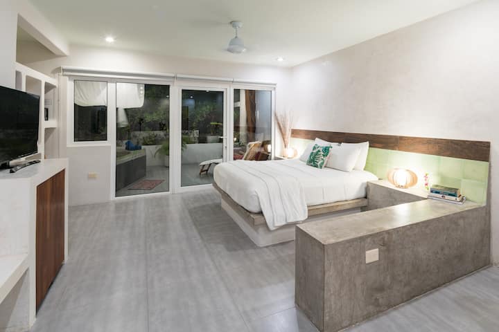★Couple's hideout w/hot tub 20yrds to the beach ★