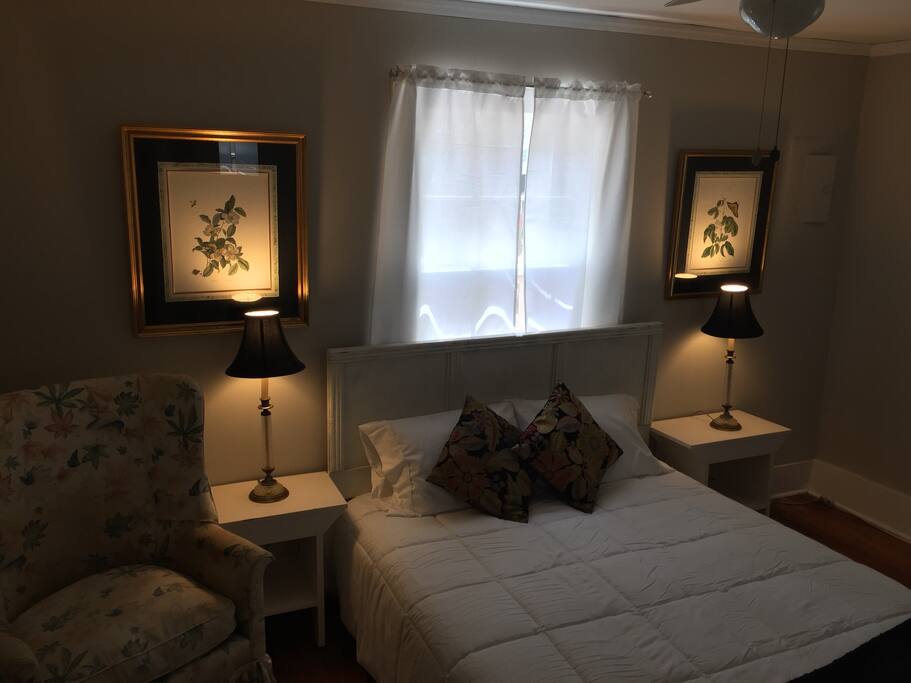 Master bedroom. Queen bed