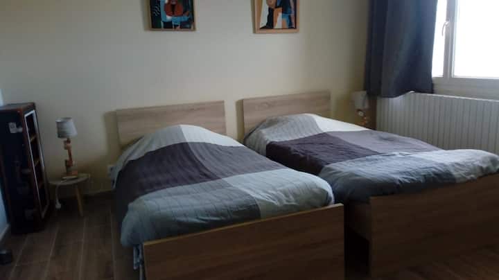 Dhomë gjumi #02 me 2 90 krevate dyshe dhe dhomë dushi en suite
Ofrohen çarçafë dhe peshqirë.