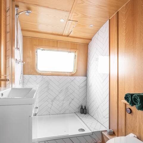 Luxury, City Centre, Wide-Beam Boat, ‘Camillia’ gallery image 5