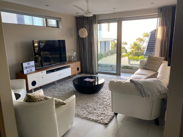 Chic villa for 8 quiet yet at heart of Camps Bay gallery image 4