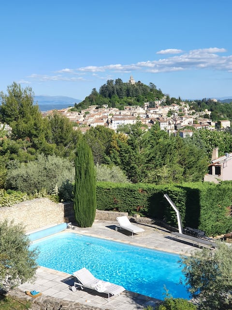 Traditional house with pool, quiet, superb view.