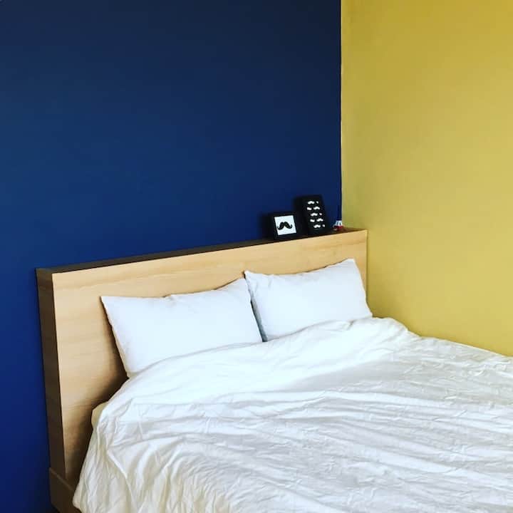 É um quarto de cama natural.