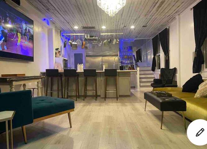 Sweet White Penthouse ,MagazineSt HOT TUB gallery image 4