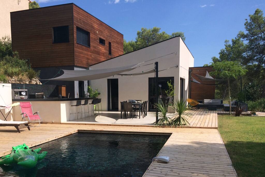 Villa en construction bois avec grande piscine et jardin