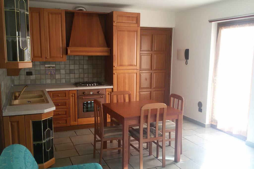 cucina con tavolo allungabile