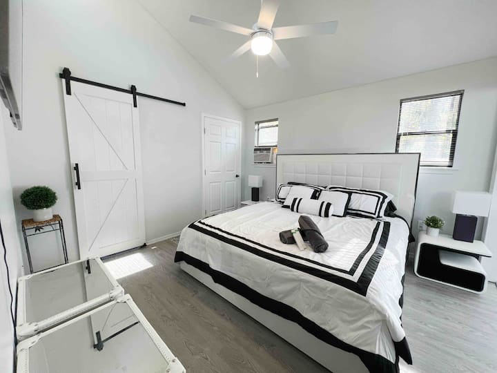 Chumba Mahiri cha kulala kilicho na jakuzi na roshani