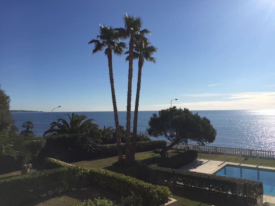 Vue au loin sur le cap d'antibes