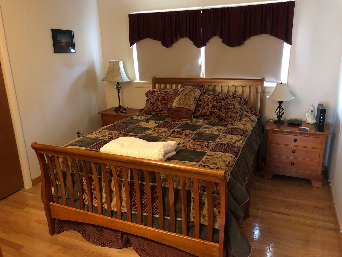 غرفة نوم بعيدًا عن غرفة المعيشة