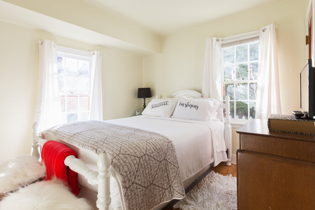 Основната спалня разполага с двойно легло Nest, супер удобен матрак. 