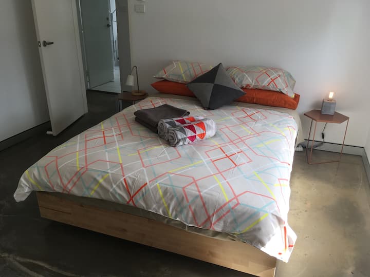 Grande chambre parentale avec peignoirs intégrés. Serviettes de bain et de plage fournies !