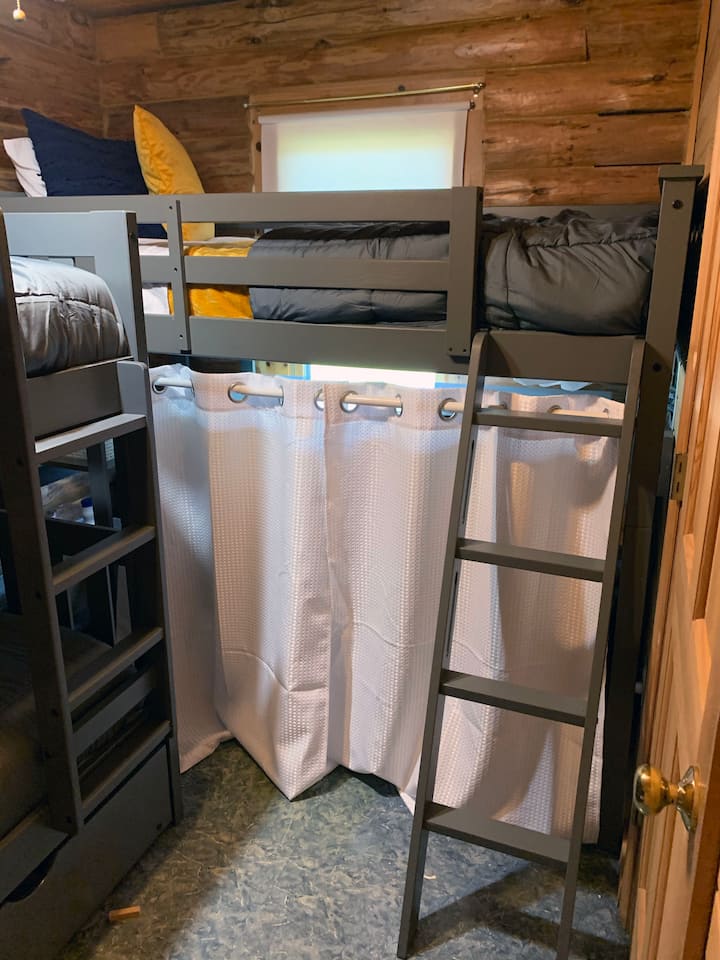 Kitanda kilichopambwa juu ya mashine ya kufua na kukausha