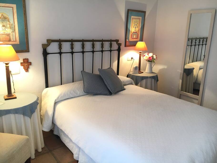 Habitación + Cama de matrimonio + vestidor + balcón