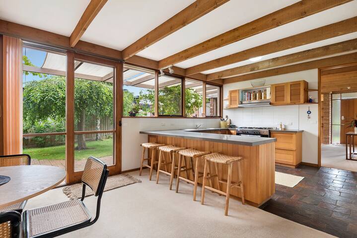 Stylish single storey Family Home near the Beach gallery image 4