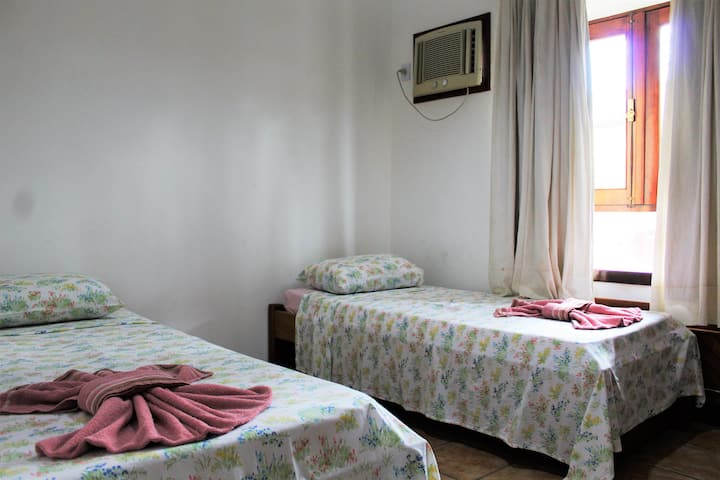 Quarto com 2 camas de solteiro / Bedroom with 2 single