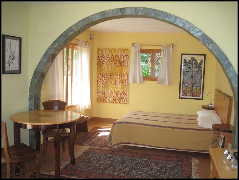 Comfortable, light studio space with double bed and dining table
