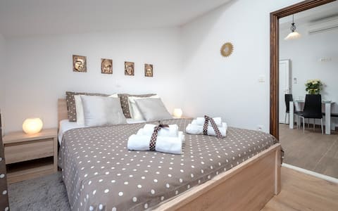 Top performing Airbnb: Lovely apartment on sunny island in Velo Grabje