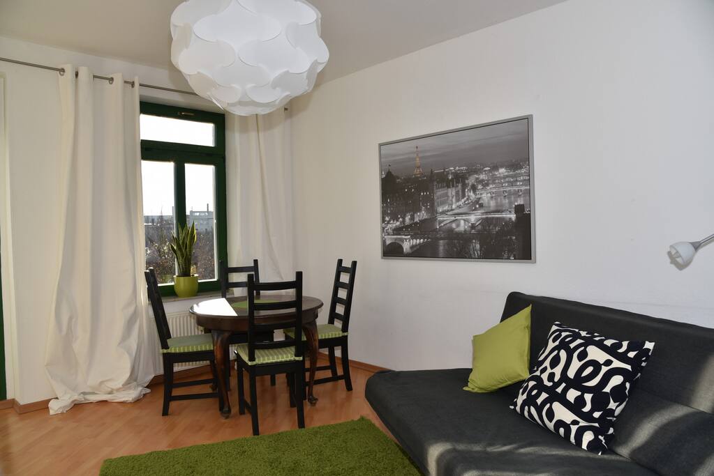 Wohnraum mit zusätzlichem Klappsofa