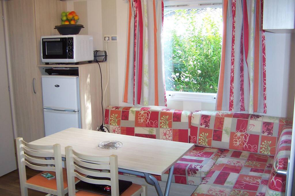 Coin repas avec banquette-lit