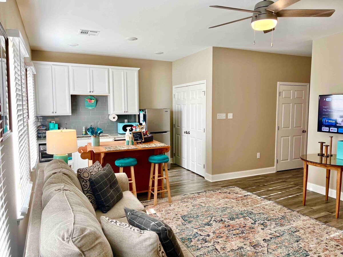 Hap dhomën e miqve konceptuale me ambient ngrënieje, strofull, televizor dhe dhomë gjumi. Banjë dhe dollap më vete me lavatriçe/tharëse të palosshme. 