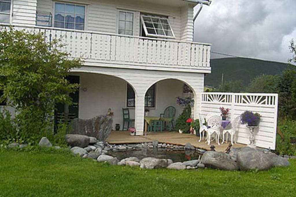 Main entrance by the fountains.