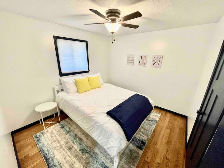 Chumba B cha Wageni - Kitanda cha Ukubwa wa Malkia. Iko upande wa kushoto wa Chumba cha Wageni A na upande wa kulia wa Bafu la Wageni.