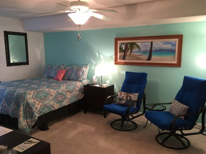 Meza ya usiku na taa ya kusoma- pia kitanda kizuri sana chenye kisanduku kipya cha fremu na godoro 