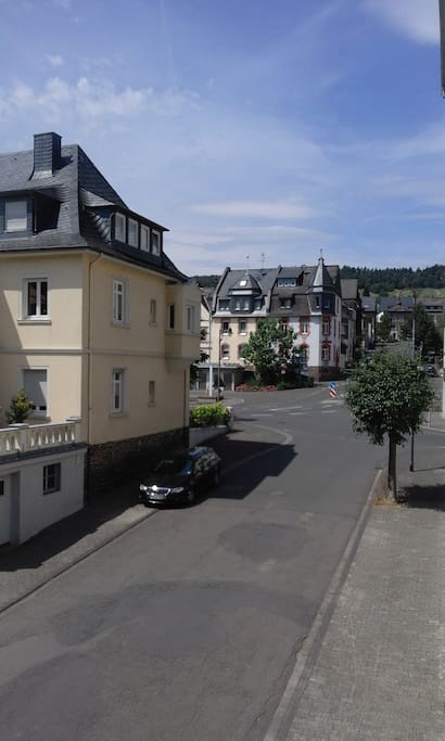 Straße rechts hoch zu Bus und Bahn