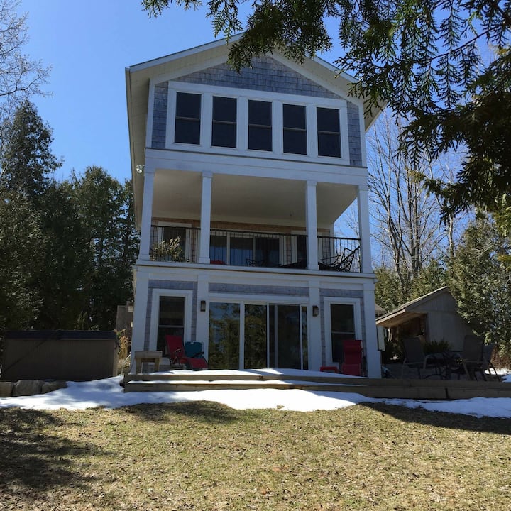 Exclusive Waterfront Home on Bay Houses for Rent in Wiarton