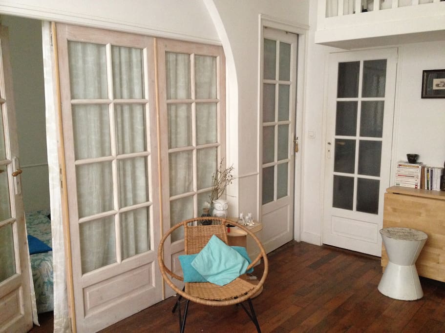 Livingroom (on the left is the room to rent)