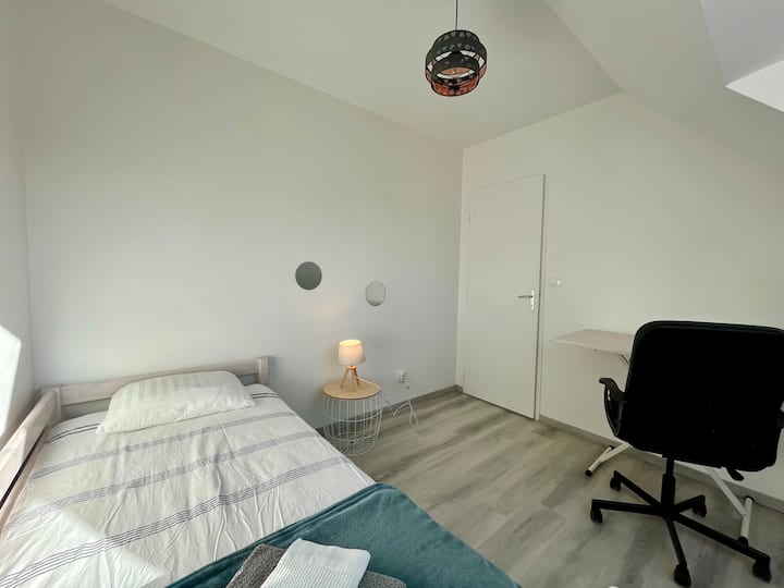 BEDROOM 4 ON THE FLOOR WITH DESK AREA
1 LIT 90*190
1 PULL-OUT BED THAT CAN ACCOMMODATE A CHILD/TEENAGER