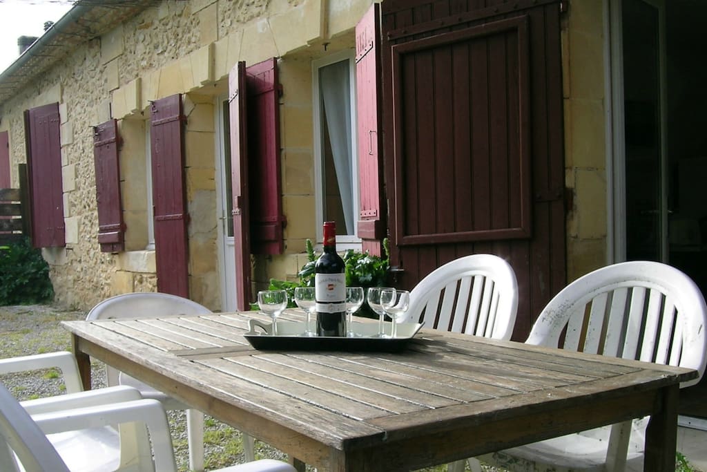 la terrasse extérieure avec salon de jardin : dégustation de Pécharmant