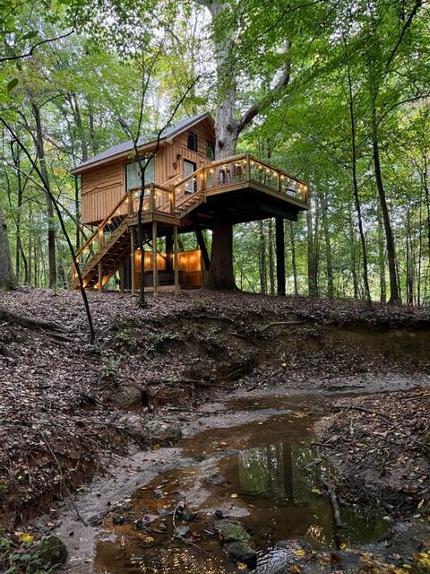Secluded creekside treehouse with hot tub