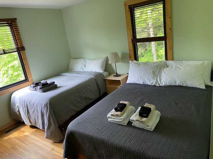 Მეორე საძინებელი საწოლით და სრული ზომის საწოლებით.