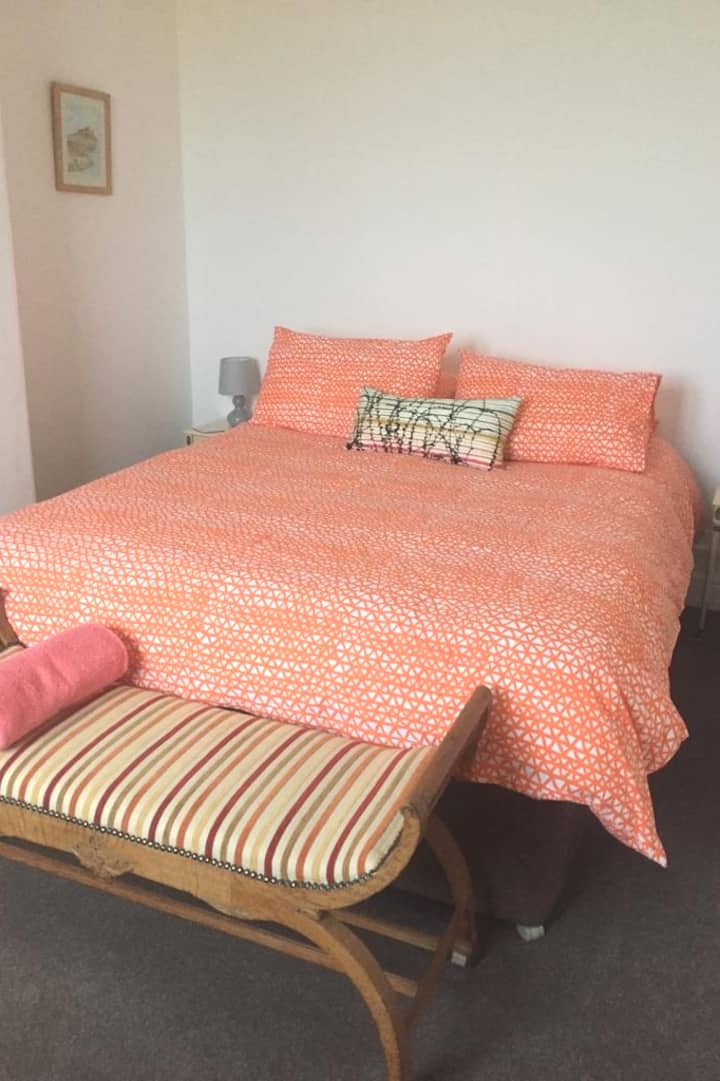 Dormitorio número 1, cama doble.  Acceso desde el salón