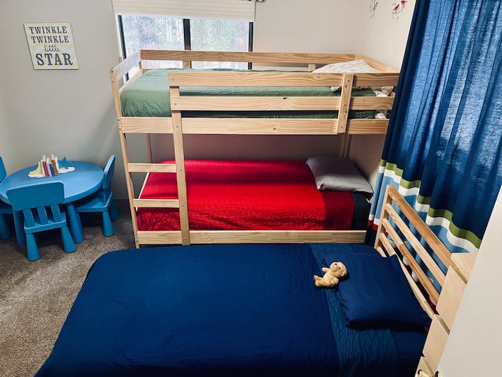 Detská spálňa s diaľkovým ovládačom pre ventilátor.
Existujú hry, knihy, sfarbenie a stôl, aby boli kreatívne. 
Naše deti tu majú loptu, ktorá sa tu chichotá celú noc. Dúfame, že sa vyspia??
