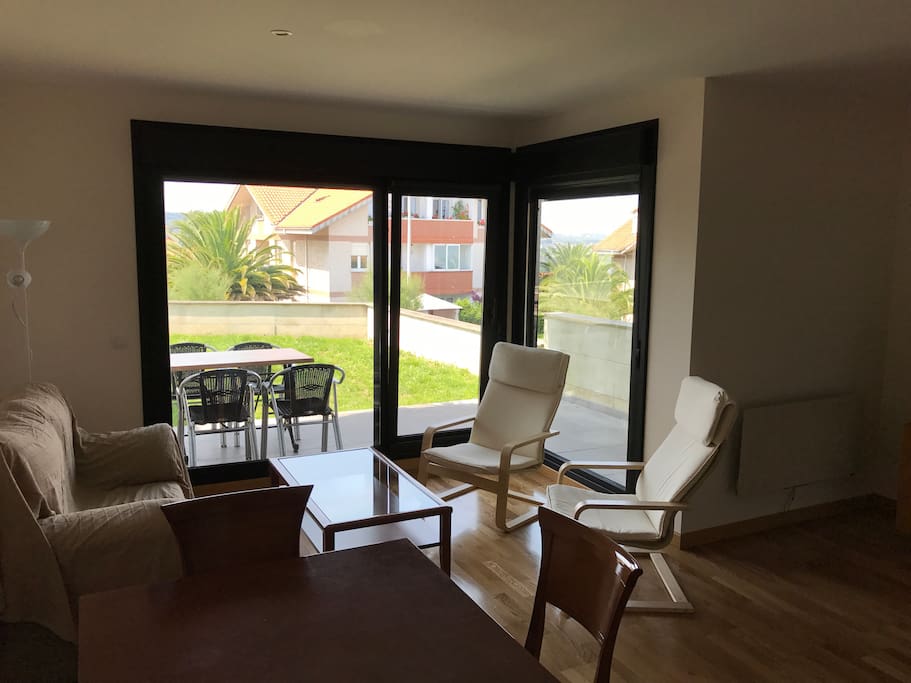 Salon y terraza con jardin privado