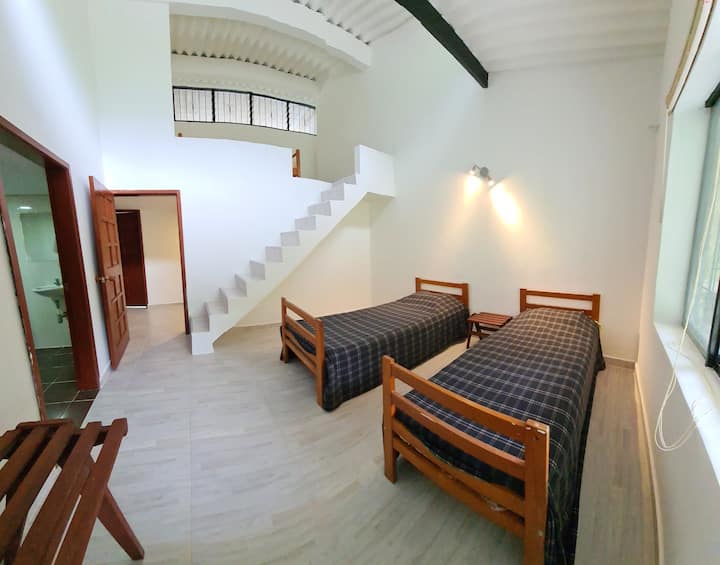 Habitación 2 con 3 camas sencillas (La tercer cama ubicada en el altillo)