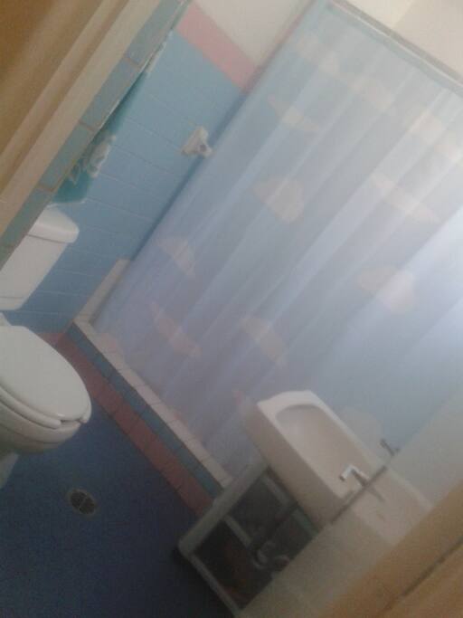 Baño, agua caliente 24 hrs.
