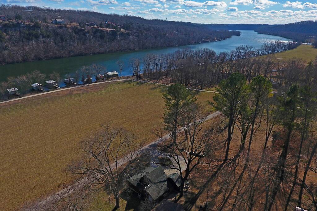 CHARMING CABIN ON LAKE! Cabins for Rent in Branson