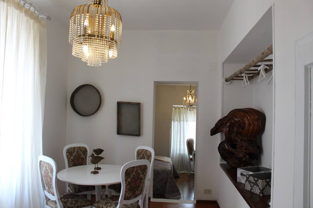 Salone-soggiorno con divano letto doppio.
2/4 ospiti.