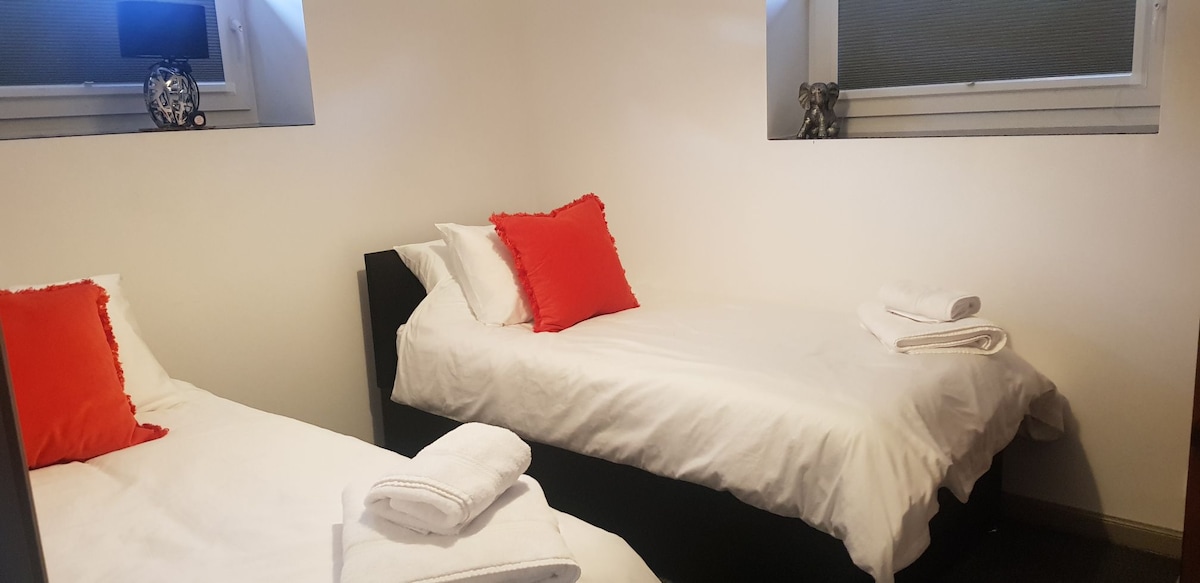 ห้องนอน 3 เป็นภาพเตียงเดี่ยวสองเตียงแต่สามารถทำเป็นซุปเปอร์คิงได้