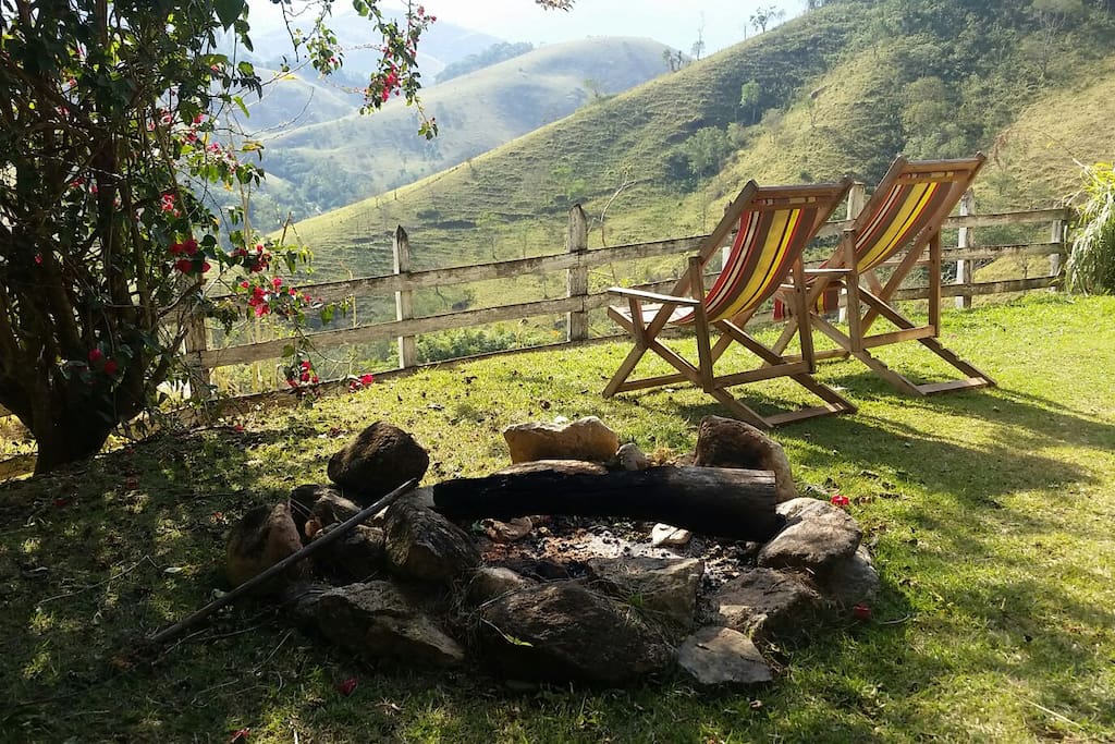 Fogo de chão e espaço para desfrutar da vista da Serra da Mantiqueira