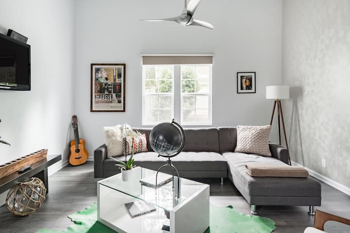 Stroll Five Points From A Cottage With A Chic, Artistic Feel