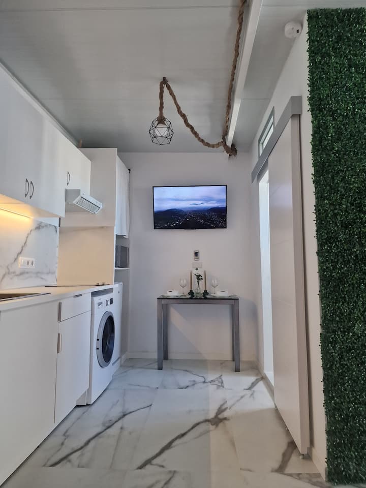 Mwonekano wa skrini ya sebule-kitchen.